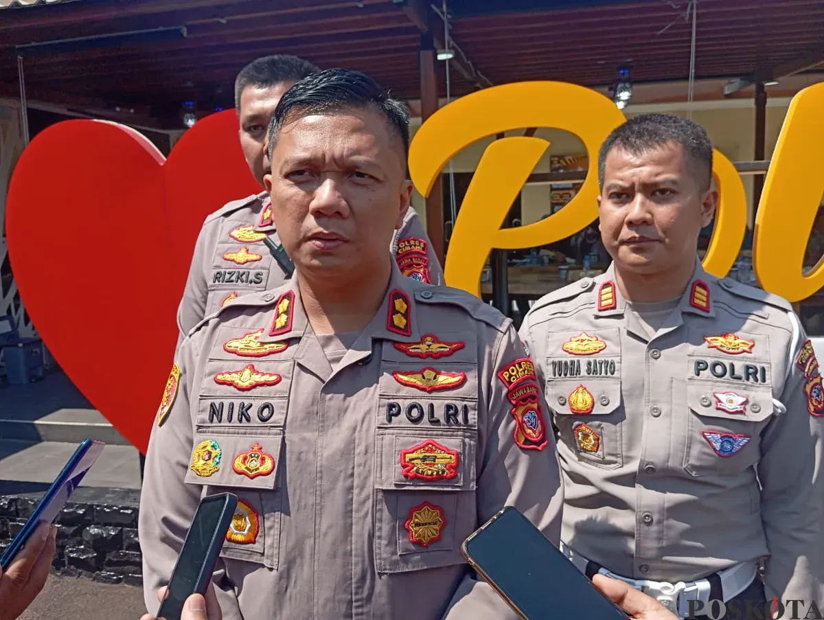 Kapolres Cimahi AKBP Niko Nurullah Adi Putra, berikan penjelasan kepada wartawan di Mapolres Cimahi, Jalan Amir Machmud, Jumat, 2 Mei 2025. (Sumber: Poskota/Gatot Poedji Utomo)