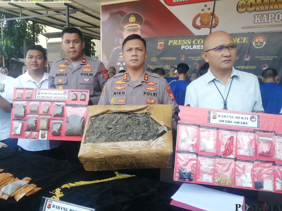 Kapolres Cimahi AKBP Niko Nurallah Adi Putra (tengah), menunjukan barang bukti ungkap kasus narkoba selama bulan April 2025, di Mapolres Cimahi, Jumat 2 April 2025. (Sumber: Poskota/Gatot Poedji Utomo)