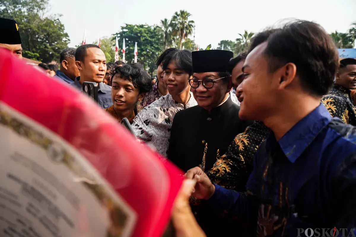 Gubernur Jakarta Pramono Anung membagikan ijazah untuk 117 siswa, Jumat, 2 Mei 2025. Saat ini, total sebanyak 488 siswa telah menerima ijazah dari program pemutihan yang bernilai Rp 1,6 Miliar. (Sumber: Poskota/Bilal Nugraha Ginanjar)