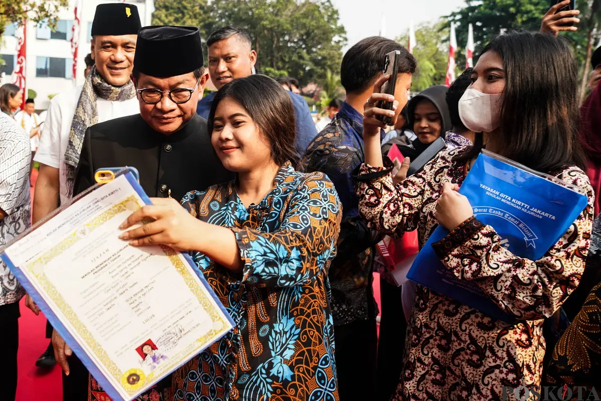 Warga menerima ijazah dari program pemutihan ijazah di Balai Kota Jakarta, Jum'at, 2 Mei 2025. Pada program tersebut, Gubernur Jakarta Pramono Anung menyerahkan ijazah yang tertunda kepada 371 siswa. (Sumber: Poskota/Bilal Nugraha Ginanjar)
