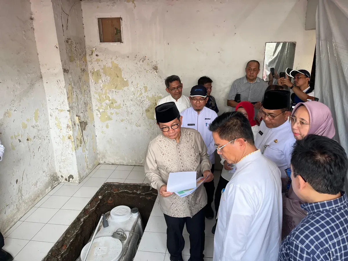 Gubernur Jakarta Pramono Anung saat tinjau pemasangan tangki Septic Biopal Tipe 3A di Cideng, Jakarta Pusat, Jumat 2 Mei 2025. (Sumber: Poskota/Pandi Ramedhan)
