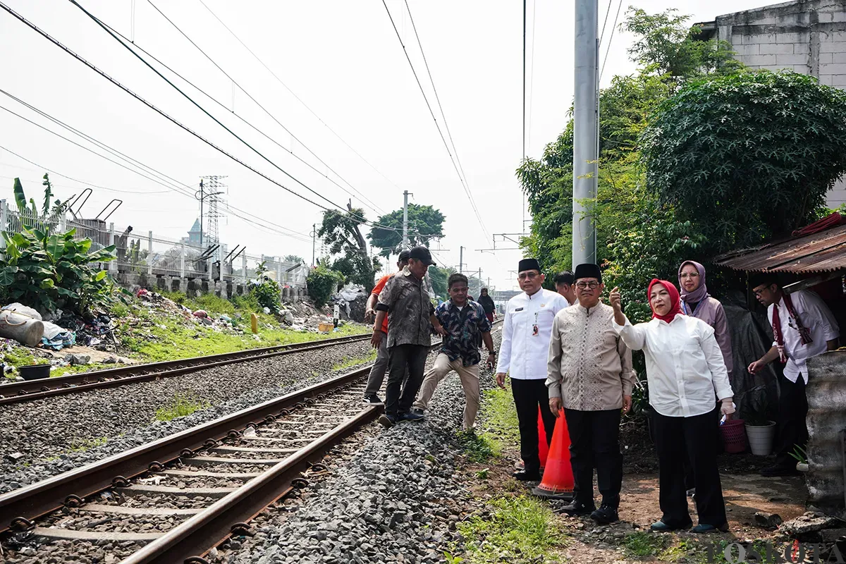 Gubernur DKI Jakarta Pramono Anung berbincang dengan warga saat meninjau permukiman padat penduduk di kawasan Cideng, Jakarta, Jumat, 2 Mei 2025. (Sumber: Poskota/Bilal Nugraha Ginanjar)
