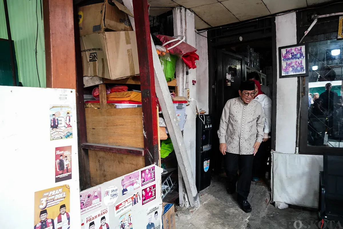 Gubernur DKI Jakarta Pramono Anung berbincang dengan warga saat meninjau permukiman padat penduduk di kawasan Cideng, Jakarta, Jumat, 2 Mei 2025. (Sumber: Poskota/Bilal Nugraha Ginanjar)