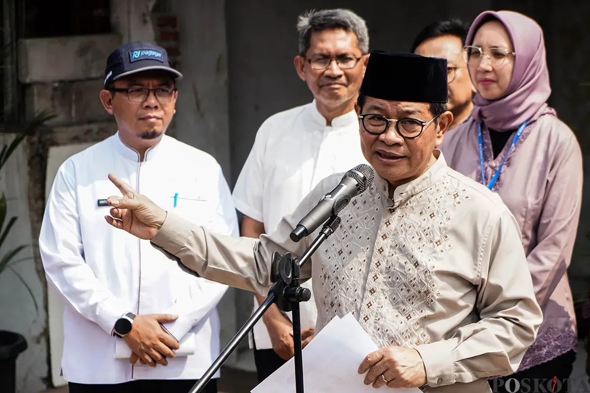 Gubernur DKI Jakarta Pramono Anung berbincang dengan warga saat meninjau permukiman padat penduduk di kawasan Cideng, Jakarta, Jumat, 2 Mei 2025. (Sumber: Poskota/Bilal Nugraha Ginanjar)