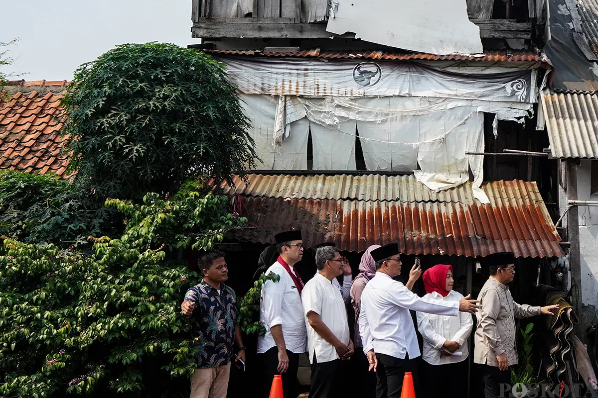 Gubernur DKI Jakarta Pramono Anung berbincang dengan warga saat meninjau permukiman padat penduduk di kawasan Cideng, Jakarta, Jumat, 2 Mei 2025. (Sumber: Poskota/Bilal Nugraha Ginanjar)