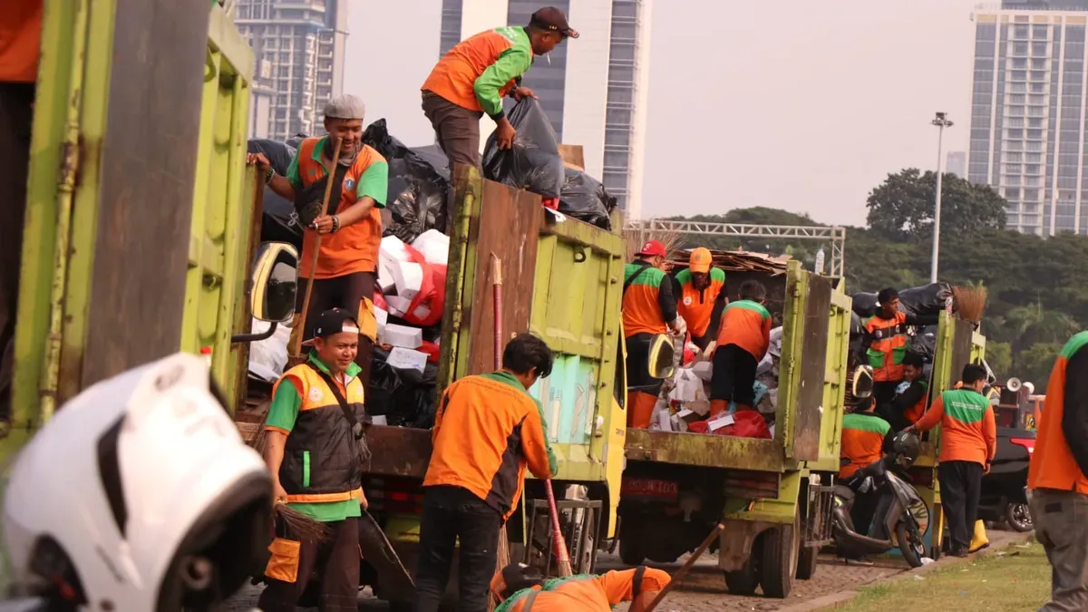 DLH DKI Jakarta Kerahkan Para Petugas untuk membersihkan seluruh area Monas pada acara May Day, Kamis 1 Mei 2025, Pukul 15:00 WIB. (Sumber: DLH Jakarta)