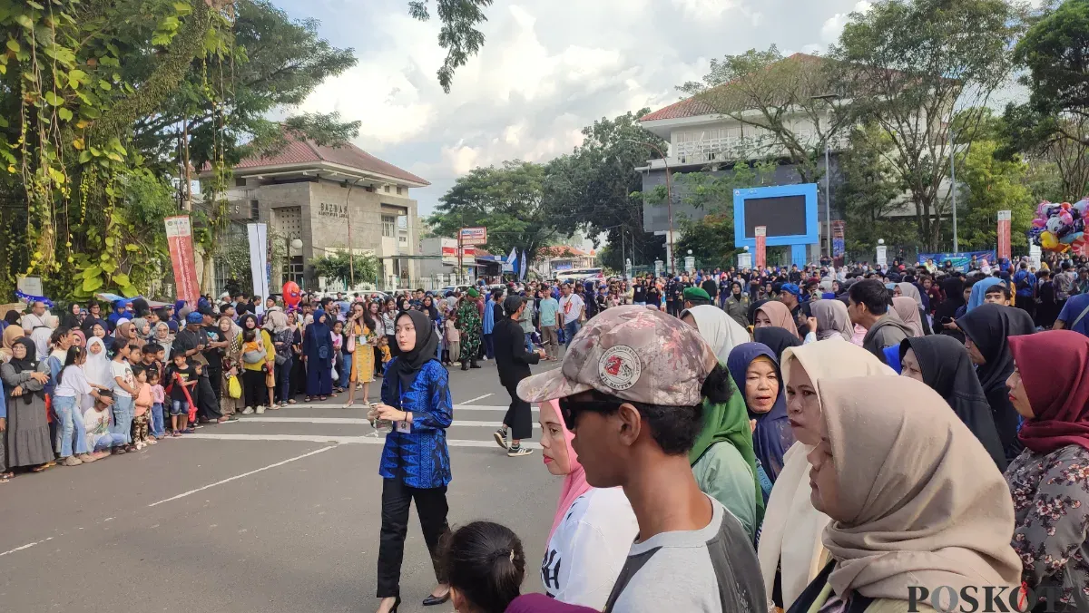 Ribuan masyarakat Lebak menyambut kedatangan warga adat Baduy dalam Seba ke Pendopo Bupati, Jumat, 2 Mei 2025. (Sumber: Poskota/Samsul Fatoni)