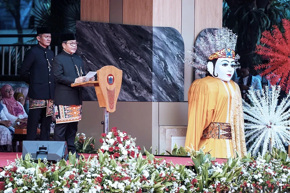 Sejumlah warga menerima ijazah dari program pemutihan ijazah di Balaikota DKI Jakarta, Jakarta, Jumat, 2 Mei 2025. (Sumber: Poskota/Bilal Nugraha Ginanjar)