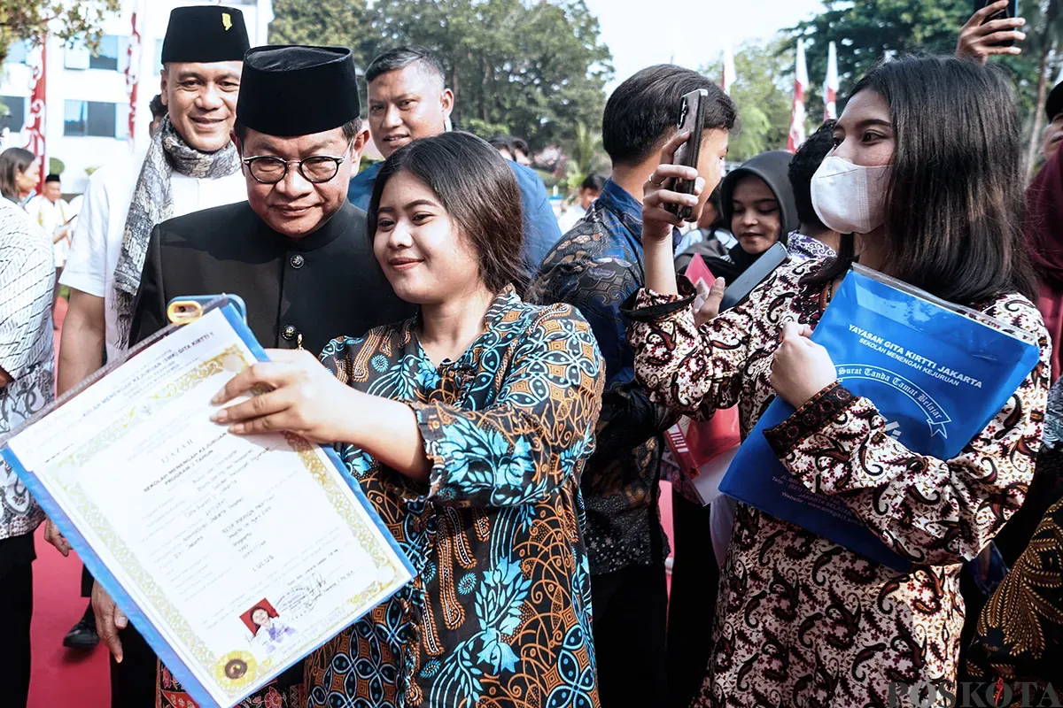Sejumlah warga menerima ijazah dari program pemutihan ijazah di Balaikota DKI Jakarta, Jakarta, Jumat, 2 Mei 2025. (Sumber: Poskota/Bilal Nugraha Ginanjar)