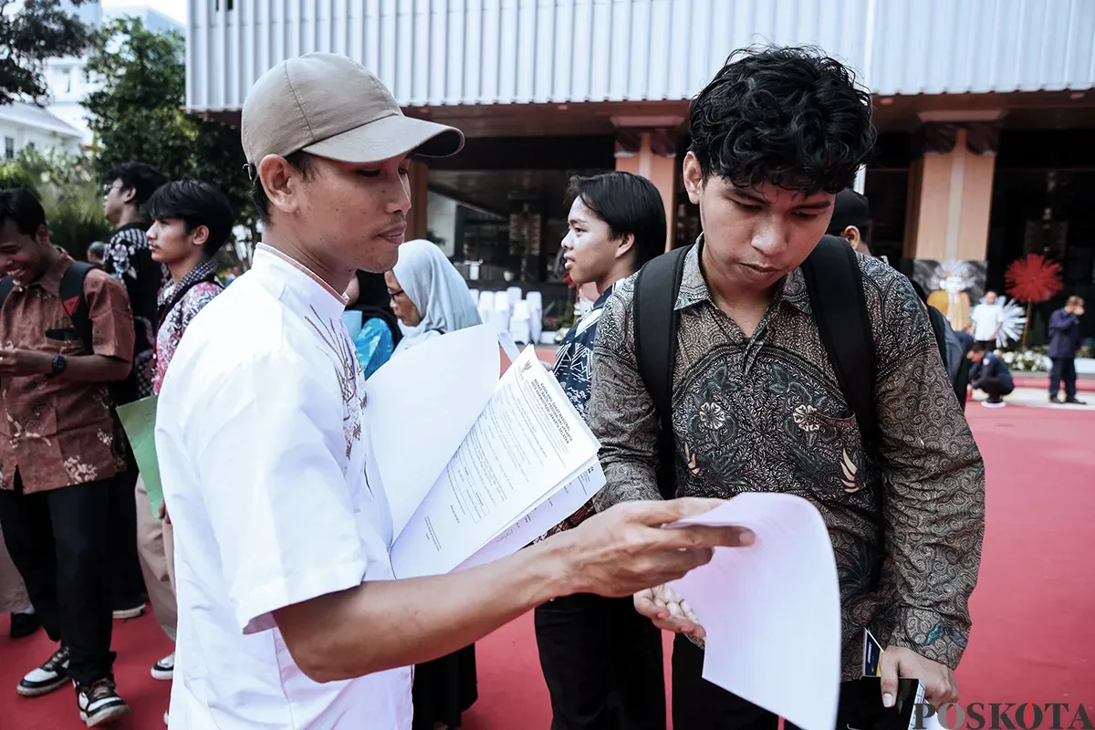 Sejumlah warga menerima ijazah dari program pemutihan ijazah di Balaikota DKI Jakarta, Jakarta, Jumat, 2 Mei 2025. (Sumber: Poskota/Bilal Nugraha Ginanjar)