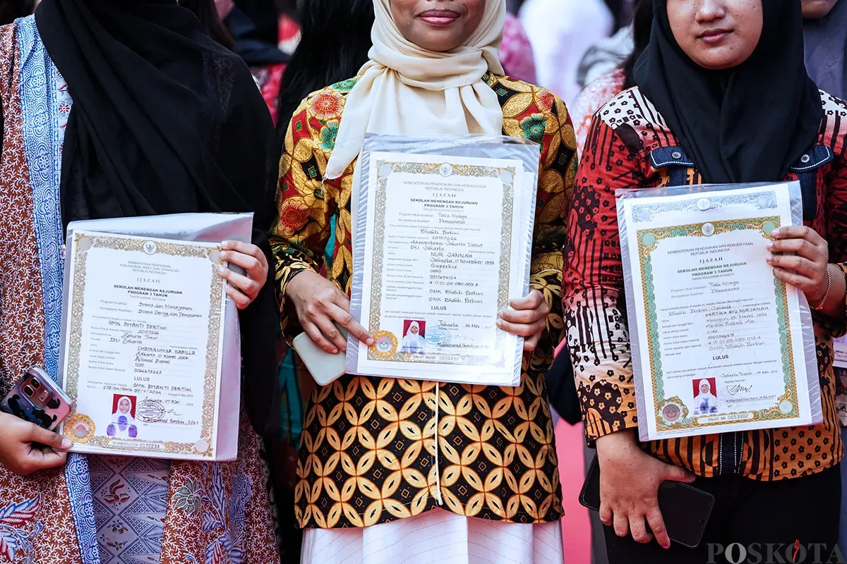 Sejumlah warga menerima ijazah dari program pemutihan ijazah di Balaikota DKI Jakarta, Jakarta, Jumat, 2 Mei 2025. (Sumber: Poskota/Bilal Nugraha Ginanjar)