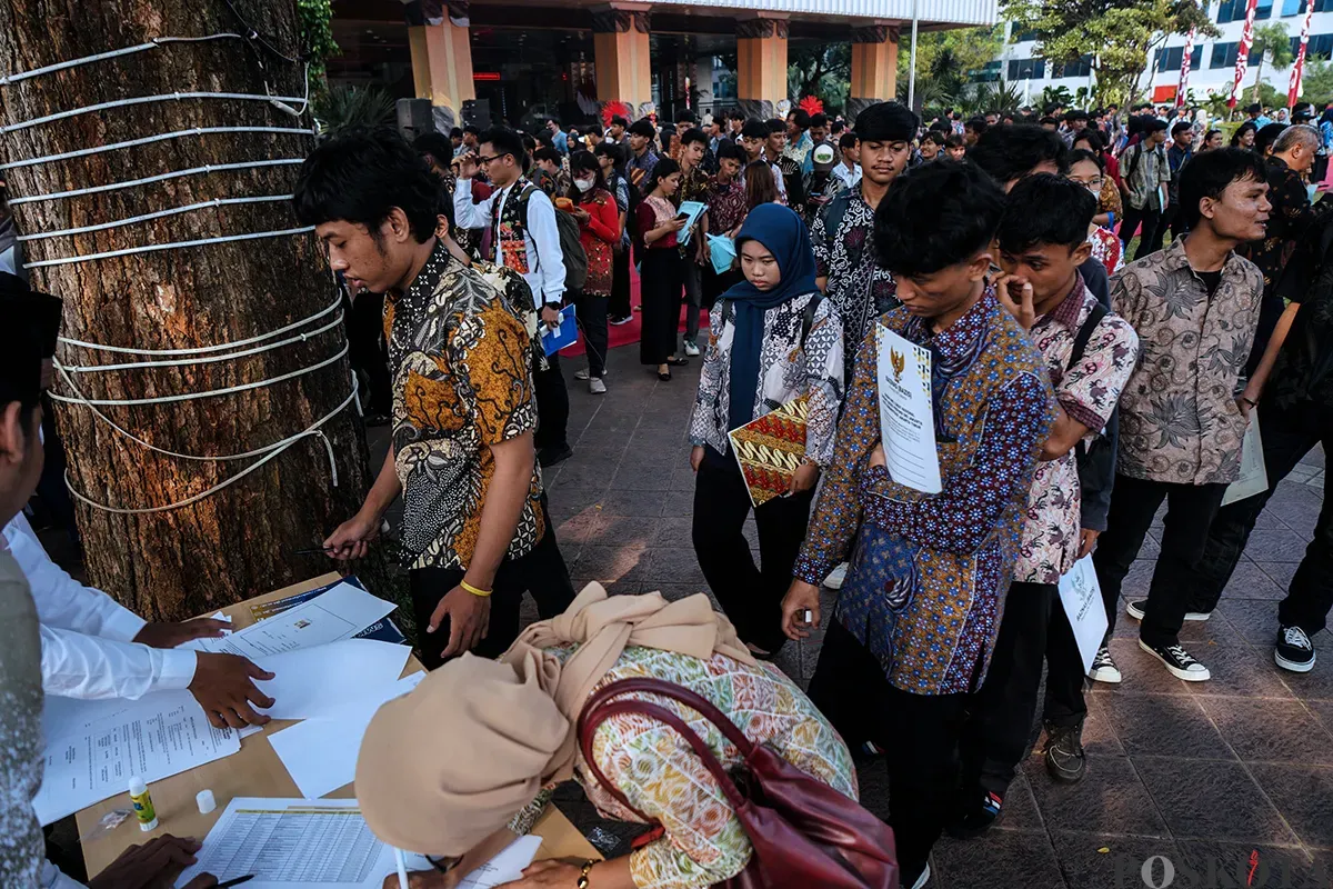 Sejumlah warga menerima ijazah dari program pemutihan ijazah di Balaikota DKI Jakarta, Jakarta, Jumat, 2 Mei 2025. (Sumber: Poskota/Bilal Nugraha Ginanjar)