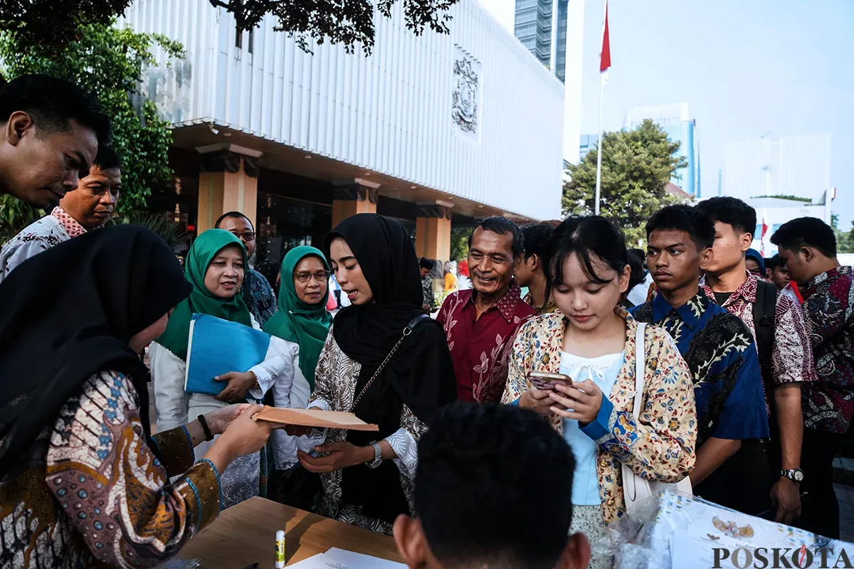 Sejumlah warga menerima ijazah dari program pemutihan ijazah di Balaikota DKI Jakarta, Jakarta, Jumat, 2 Mei 2025. (Sumber: Poskota/Bilal Nugraha Ginanjar)