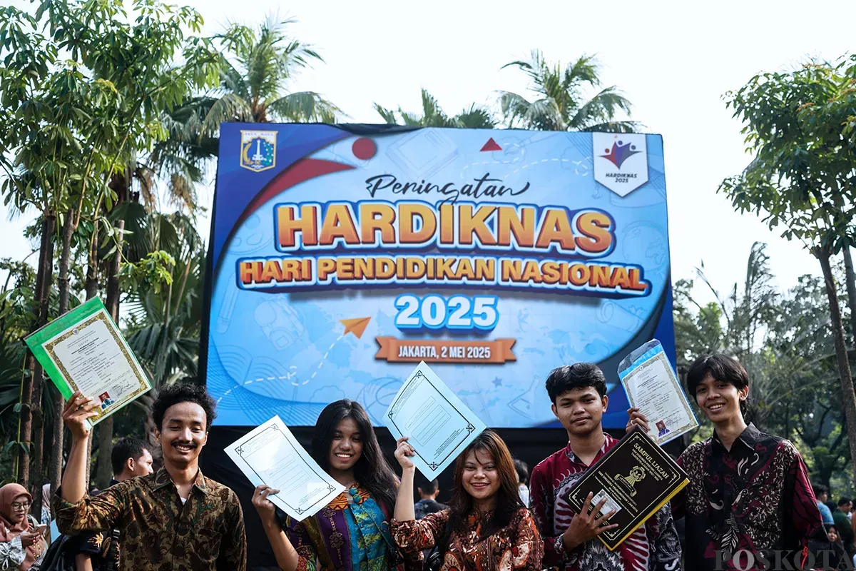 Sejumlah warga menerima ijazah dari program pemutihan ijazah di Balaikota DKI Jakarta, Jakarta, Jumat, 2 Mei 2025. (Sumber: Poskota/Bilal Nugraha Ginanjar)