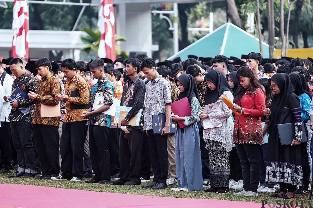 Sejumlah warga menerima ijazah dari program pemutihan ijazah di Balaikota DKI Jakarta, Jakarta, Jumat, 2 Mei 2025. (Sumber: Poskota/Bilal Nugraha Ginanjar)