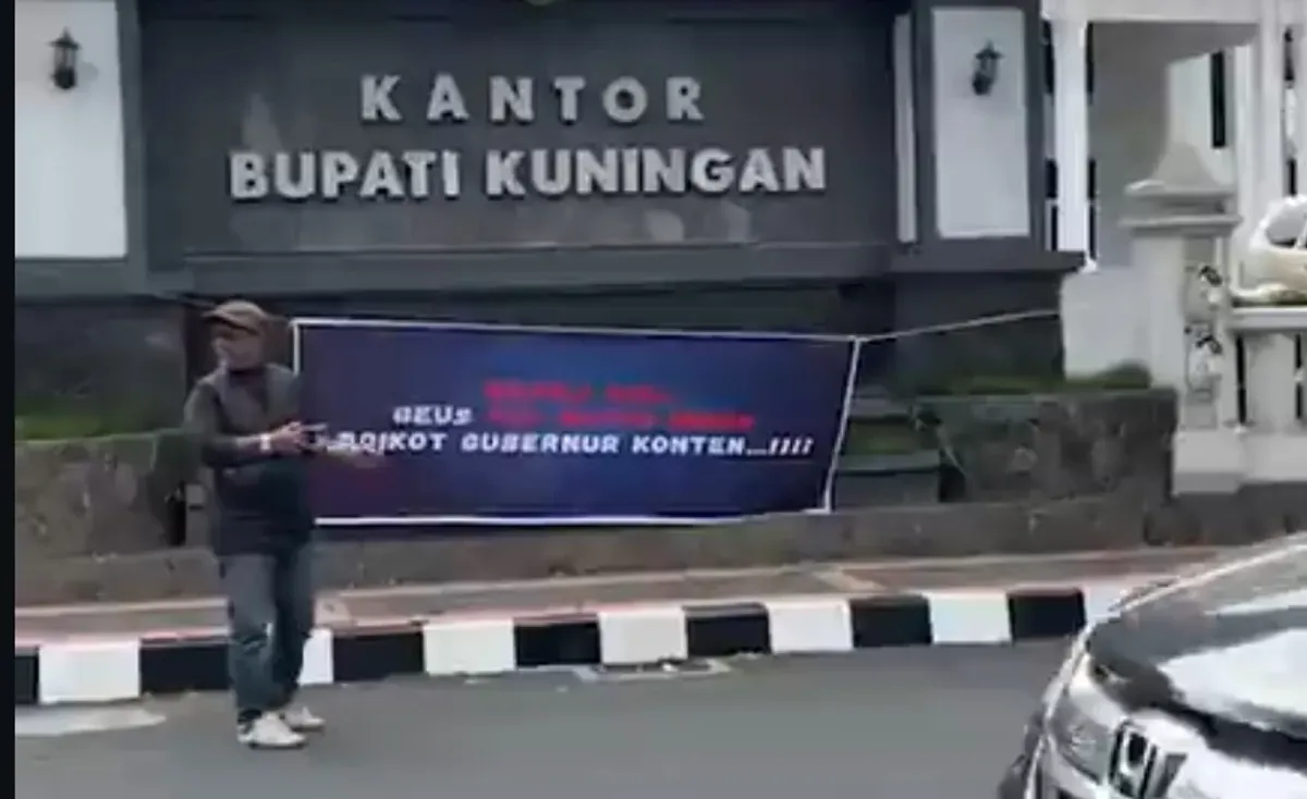 Sejumlah jurnalis Kuningan melakukan aksi protes terhadap Gubernur Jawa Barat Dedi Mulyadi. (Sumber: Capture Instagram @Kuninganoke19)