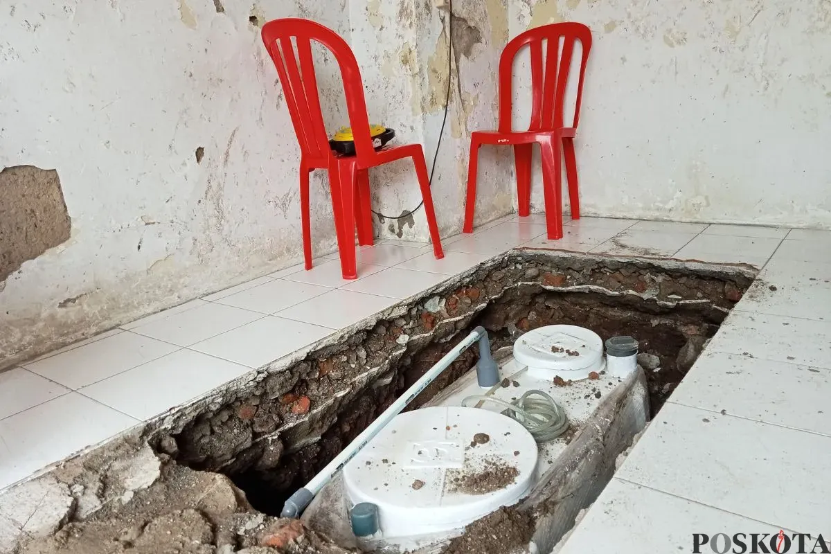 Keadaan septic tank di rumah warga di Kali Cideng. (Sumber: Poskota/Nurpini Aulia Rapika)