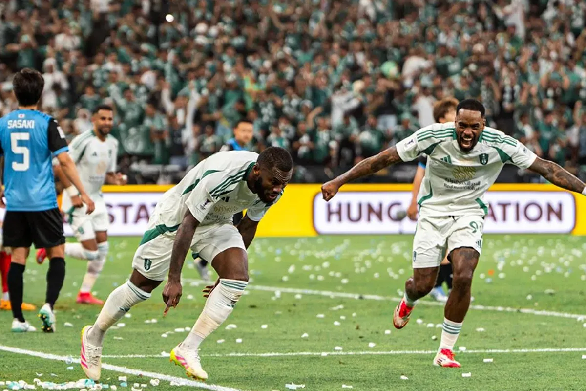 Franck Kessie merayakan gol kedua Al Ahli Saudi ke gawang Kawasaki Frontale yang memastikan gelar juara AFC Champions League Elite 2024-25. (Sumber: Instagram @alahliclub.sa)