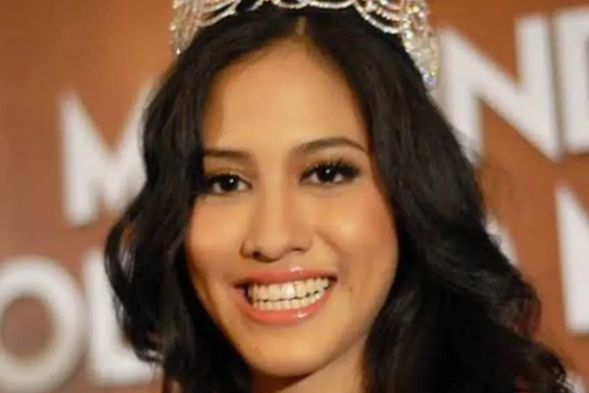 Potret Miss Indonesia 2010, Asyifa Syafningdyah Putriambami yang diperiksa Kejagung atas dugaan kasus korupsi Pertamina. (Sumber: X/@amandasah__)