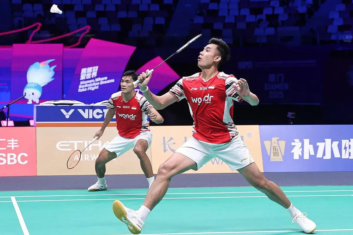 Ganda putra Indonesia, Bagas Maulana/Muhammad Shohibul Fikri tampil impresif di semifinal Sudirman Cup 2025, namun kemenangan mereka tak cukup menolong pasukan Garuda lolos ke final. (Sumber: Instagram @badminton.ina)