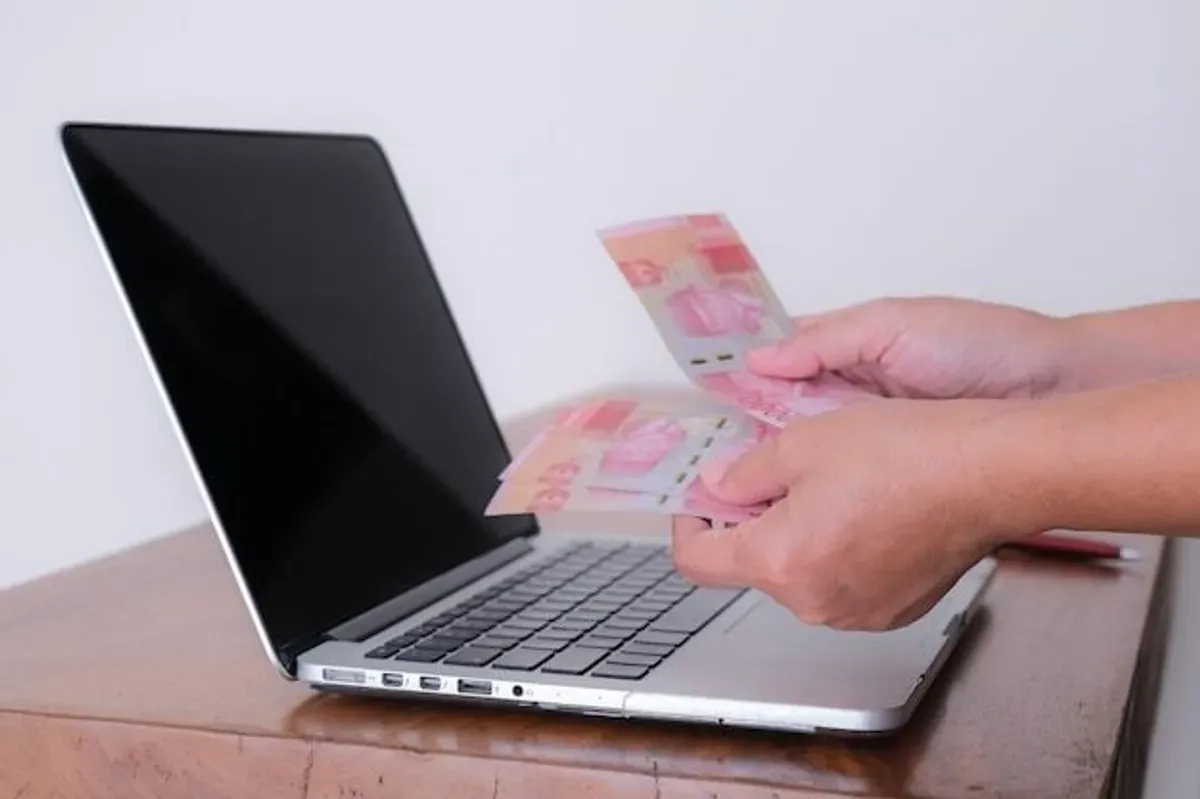 Seiring meningkatnya kebutuhan masyarakat terhadap akses keuangan yang cepat dan mudah, pinjaman online (pinjol) dengan bunga rendah dan proses pencairan cepat menjadi alternatif yang banyak dicari. (Sumber: Freepik)
