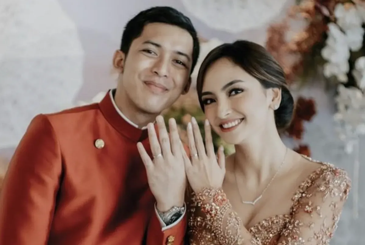 Valerie Tifanka dan Iptu Mochammad Andhika dalam balutan busana pengantin adat Jawa saat momen sakral ijab kabul, 3 Mei 2025. (Sumber: Instagram/@mochammadhika)