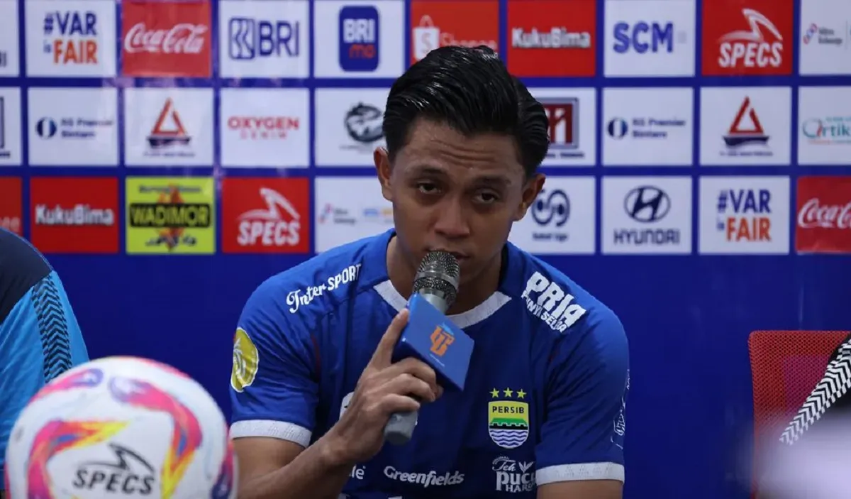 Febri Hariyadi luapkan kekecewaan setelah Persib menelan kekalahan dari Malut United, di pertandingan pekan 31 Liga 1 2024-25. (Foto: persib.co.id)