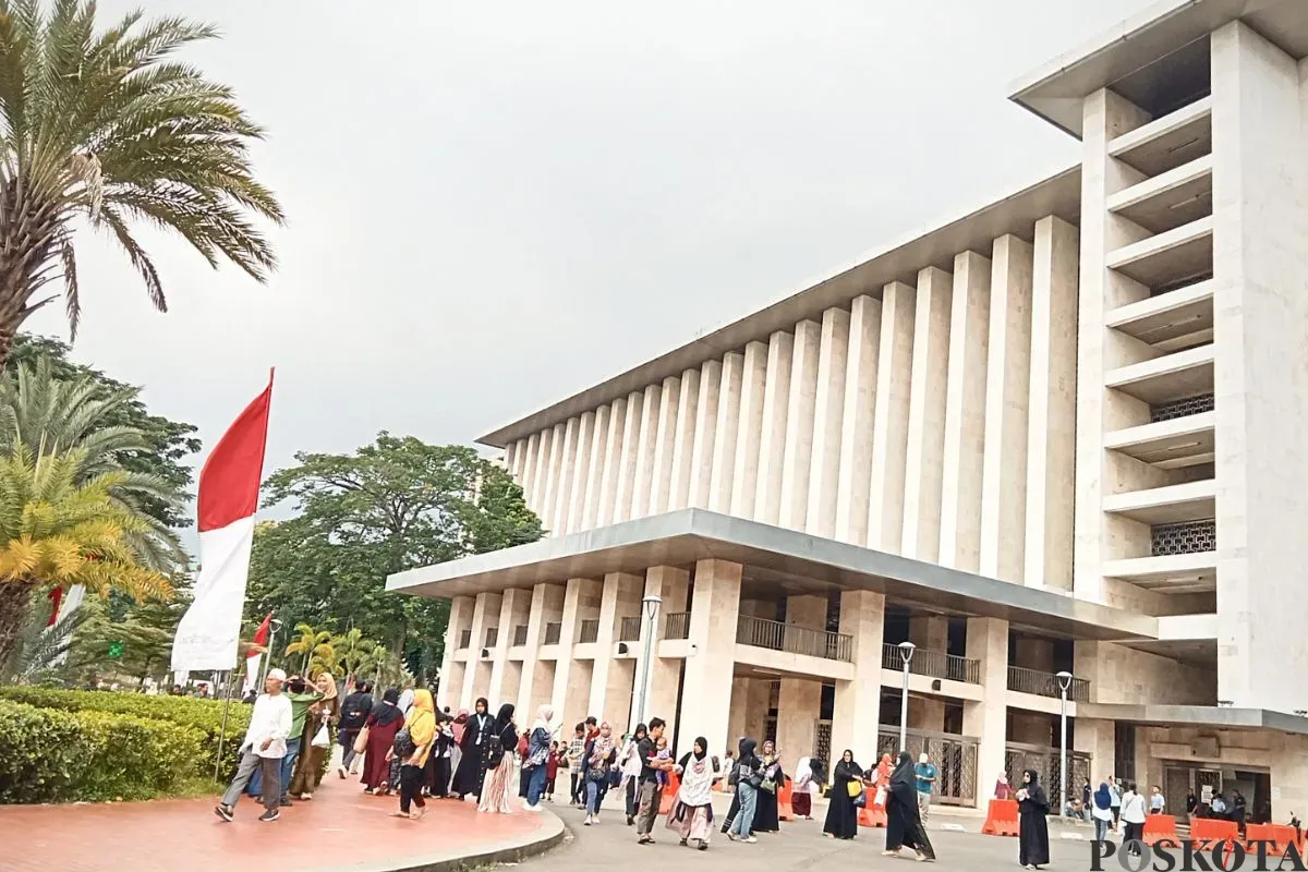 Warga membanjiri halaman masjid Istiqlal untuk dapat masuk ke pameran persaudaraan Arab Saudi-Indonesia, Sabtu, 3 Mei 2025. (Sumber: Poskota/Nurpini Aulia Rapika)