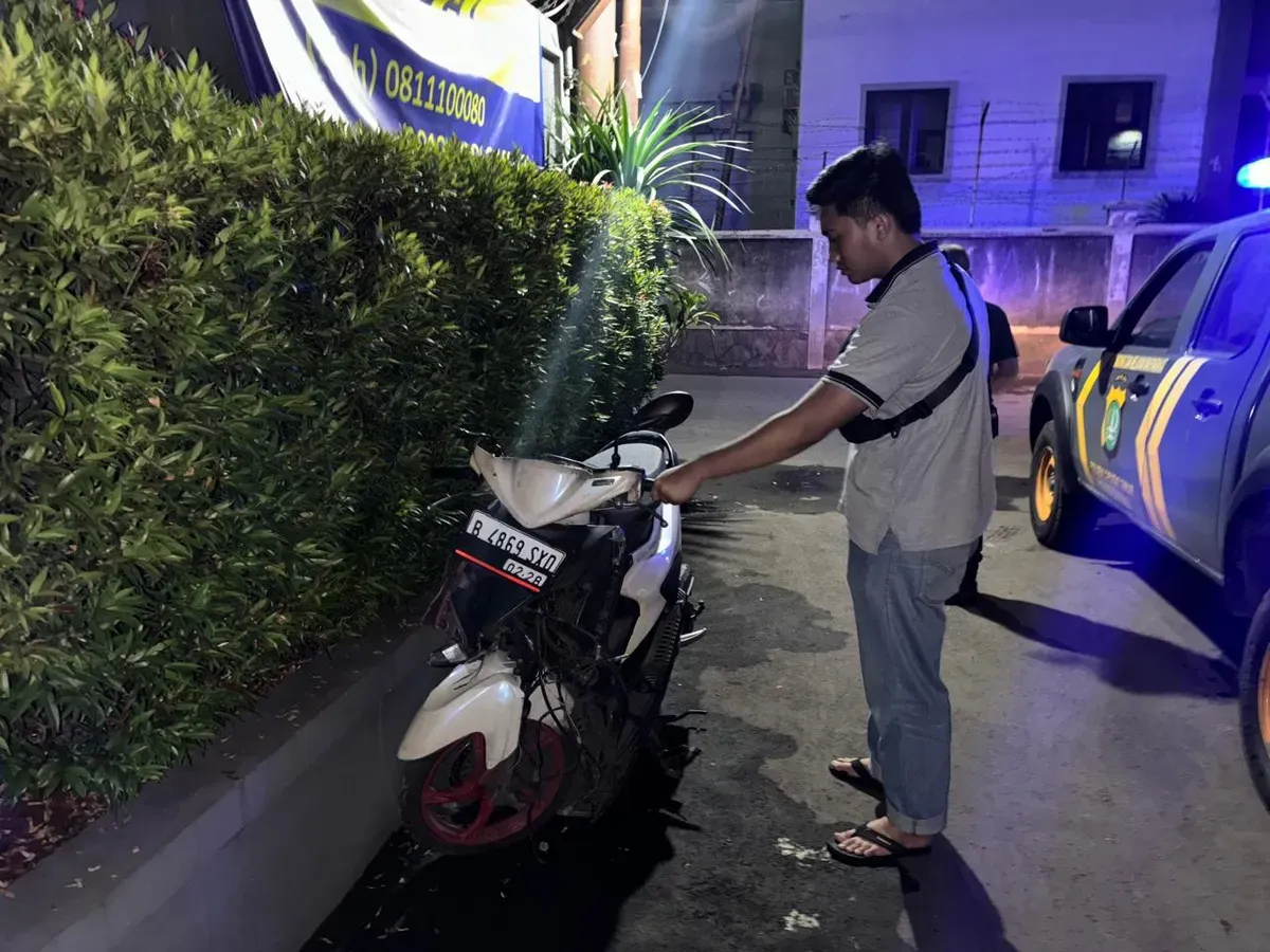 Barang bukti sepeda motor milik pelaku tawuran di Ciputat Timur rusak karena tabrak tiang listrik dan saat kabur dari kejaran polisi. (Sumber: Polsek Ciputat Timur)