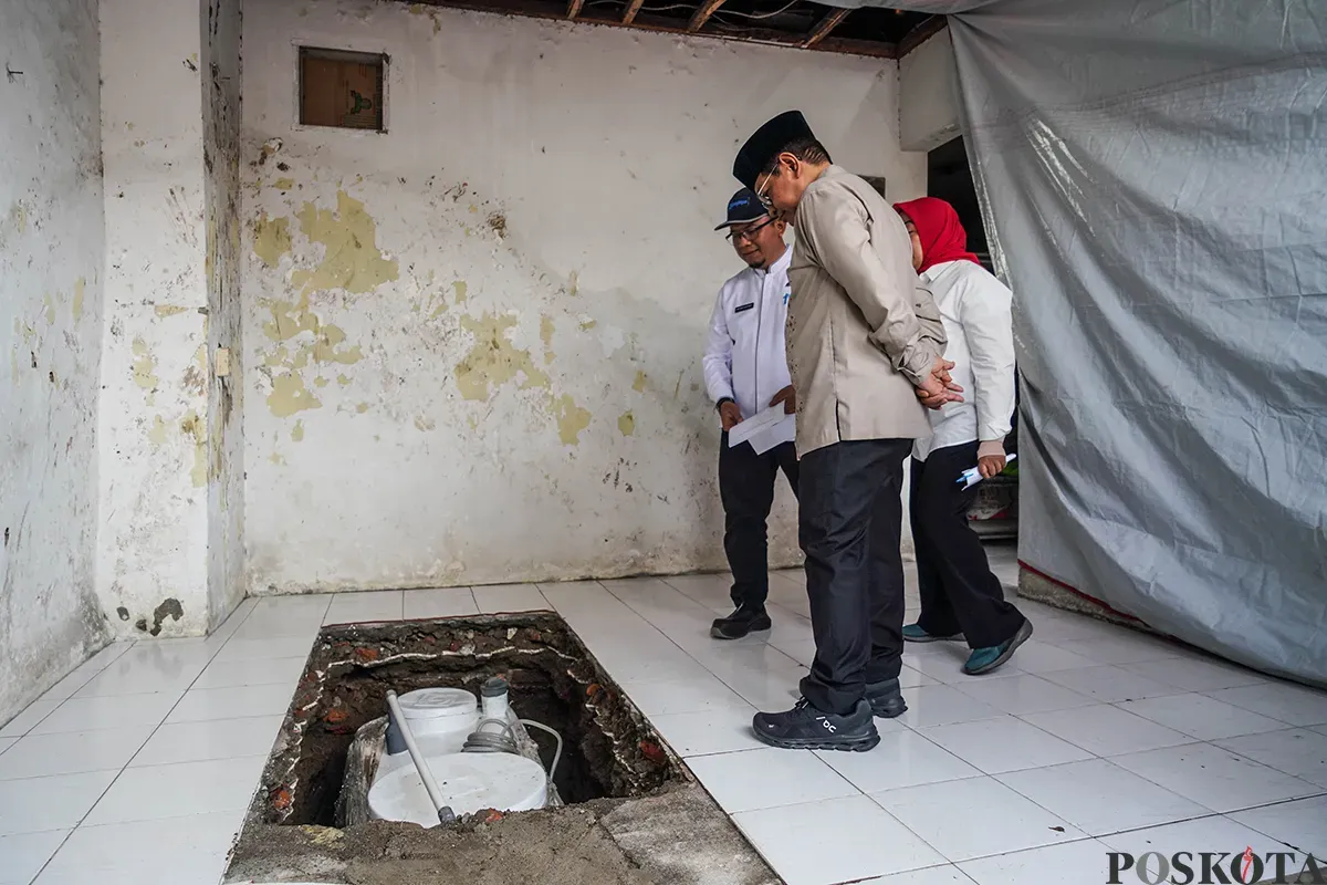 Gubernur Jakarta, Pramono Anung saat meninjau SPALD di permukiman padat penduduk di kawasan Cideng, Jakarta, Jumat, 2 Mei 2025. (Sumber: Poskota/Bilal Nugraha Ginanjar)