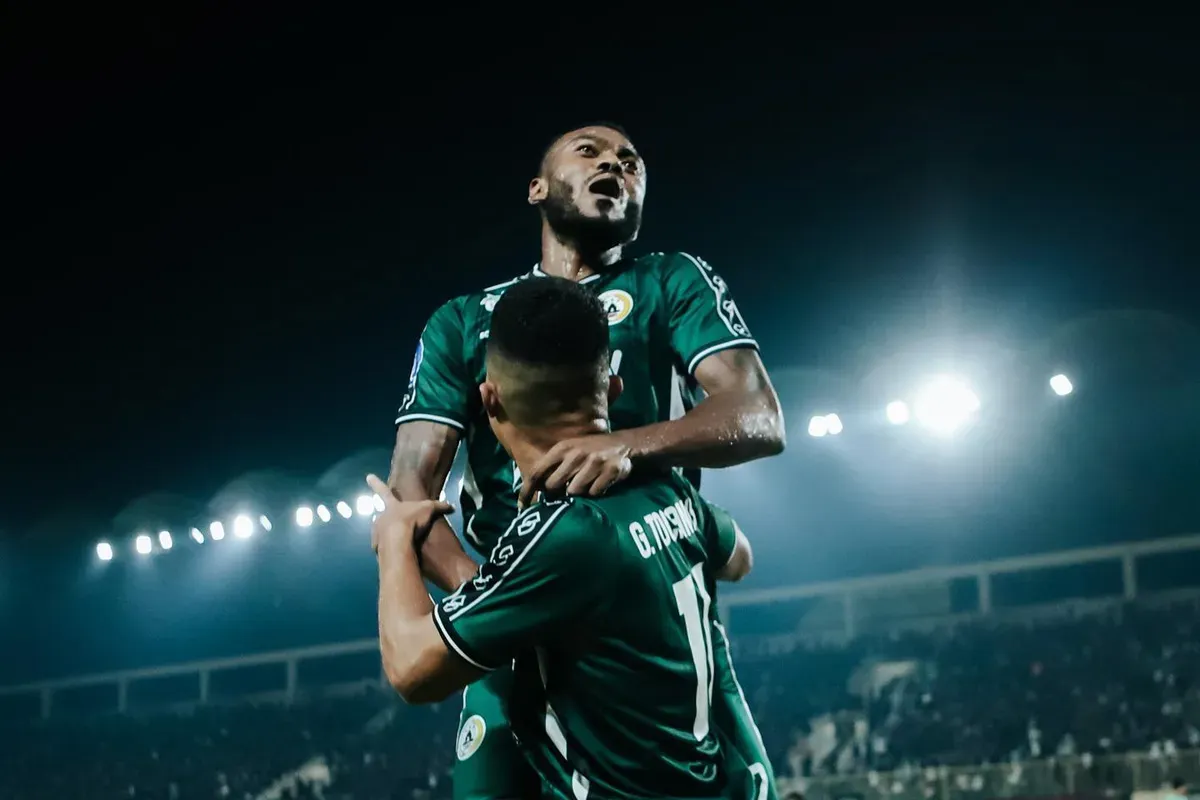 Pemain PSS Sleman merayakan gol Gustavo Tocantins ke gawang PSM Makassar dalam laga pekan 31 Liga 1 2024-25. (Sumber: Instagram @pssleman)