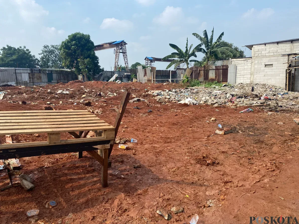 Rumah dan Bangunan terlihat rata ditimbun tanah merah di gang Kebon Sayur, Kapuk, Kecamatan Cengkareng, Jakarta Barat pada Sabtu, 3 Mei 2025. (Sumber: Poskota/Primayanti Juli Kumala Manalu)
