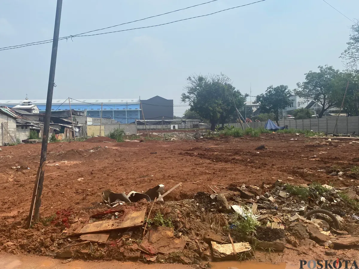 Rumah dan Bangunan terlihat rata ditimbun tanah merah di gang Kebon Sayur, Kapuk, Kecamatan Cengkareng, Jakarta Barat pada Sabtu, 3 Mei 2025. (Sumber: Poskota/Primayanti Juli Kumala Manalu)