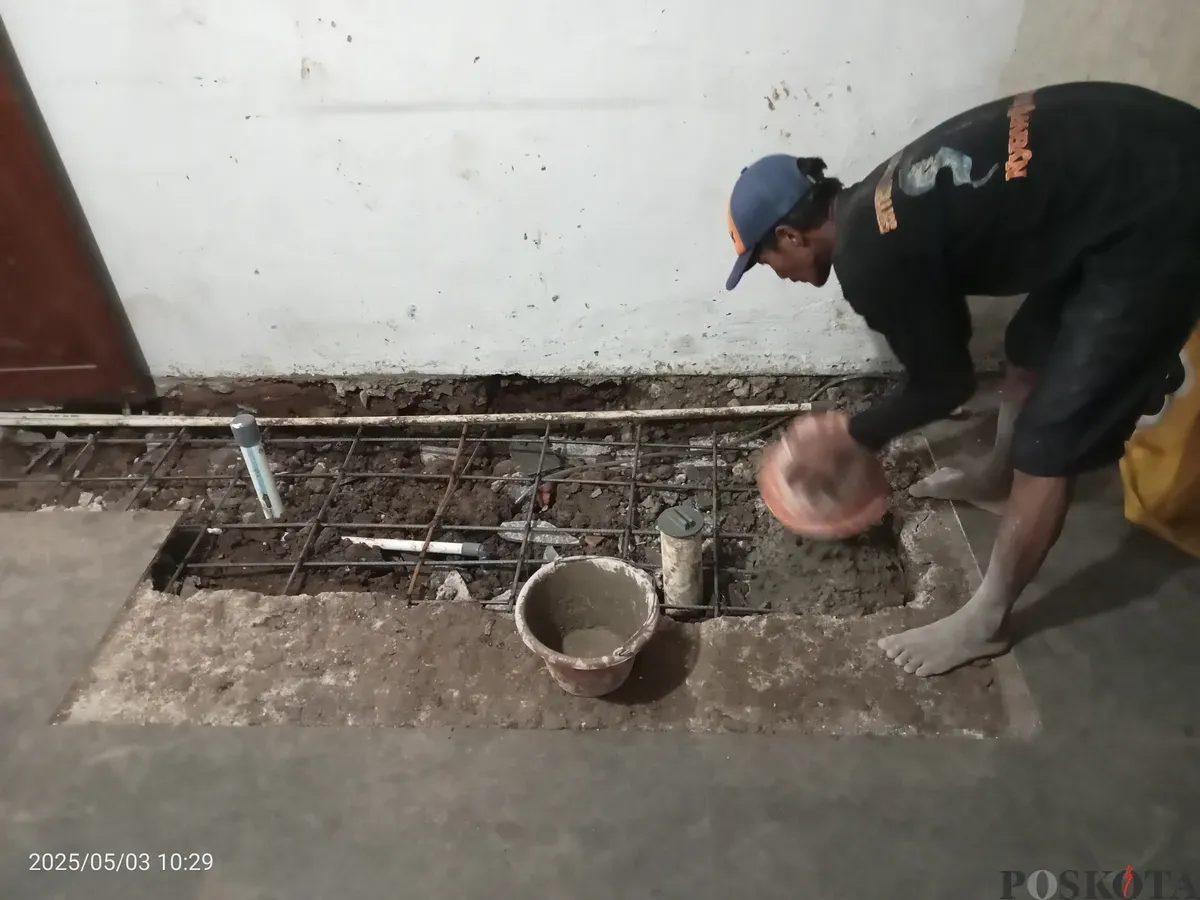 Pemasangan Septic Tank di dalam rumah Syatif dan Eti, warga Kali Cideng, Gambir, Jakarta Pusat. (Sumber: Poskota/Nurpini Aulia Rapika)