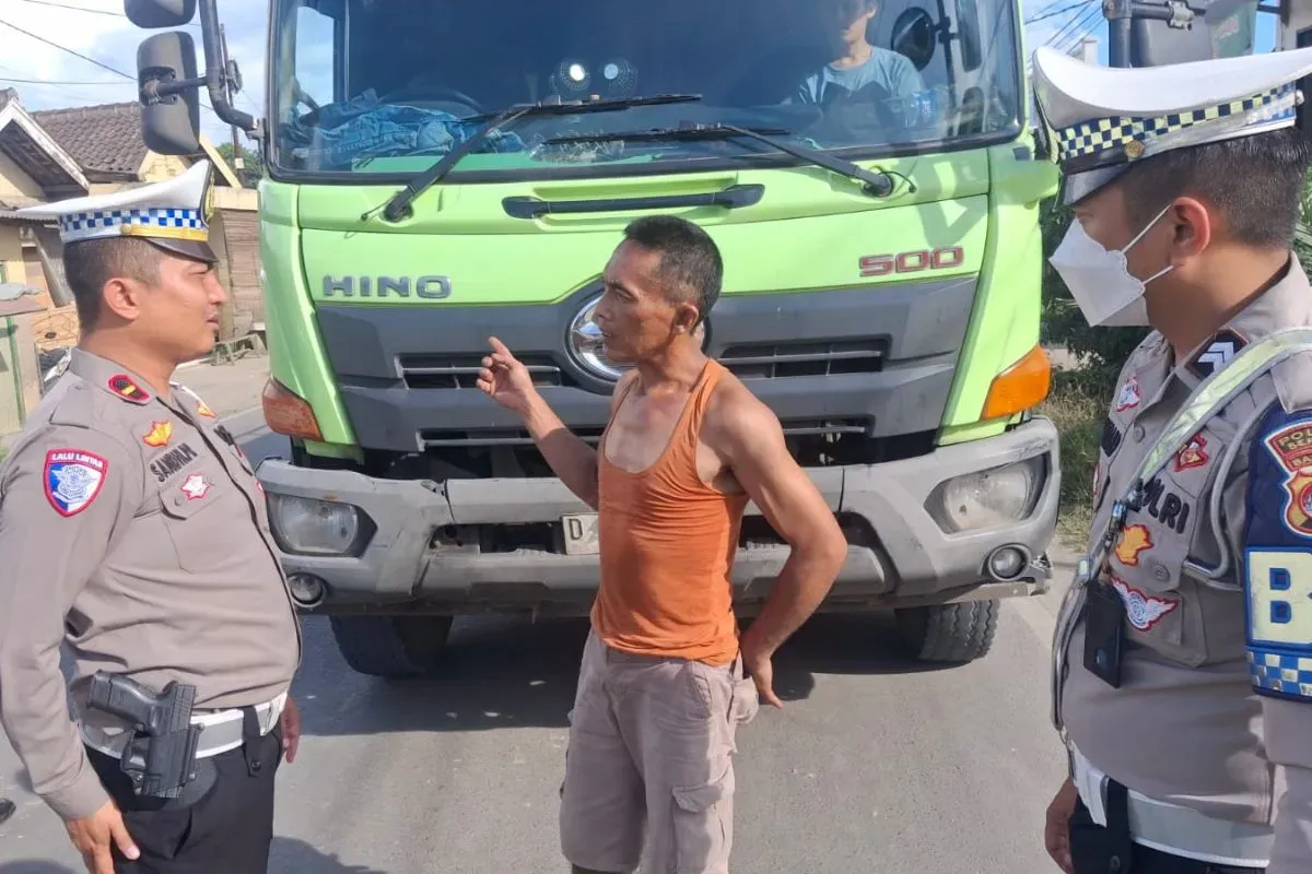 Personel Satlantas Polres Serang meminta sopir angkutan tanah di jalan raya Cirabit. (Sumber: Dok. Satlantas Polres Serang)