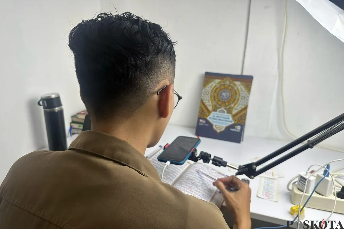 Serang ustaz mengajar Al-Quran secara online. (Sumber: Poskota/Gatot Poedji Utomo)