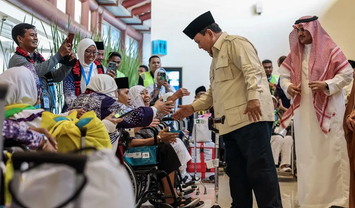 Presiden Prabowo Subianto bercengkrama dengan calon jemaah haji disela-sela peresmian Terminal Khusus Haji dan Umrah di Bandara Internasional Soekarno-Hatta pada Minggu, 4 Mei 2025. (Sumber: Capture Instagram Prabowo Subianto)