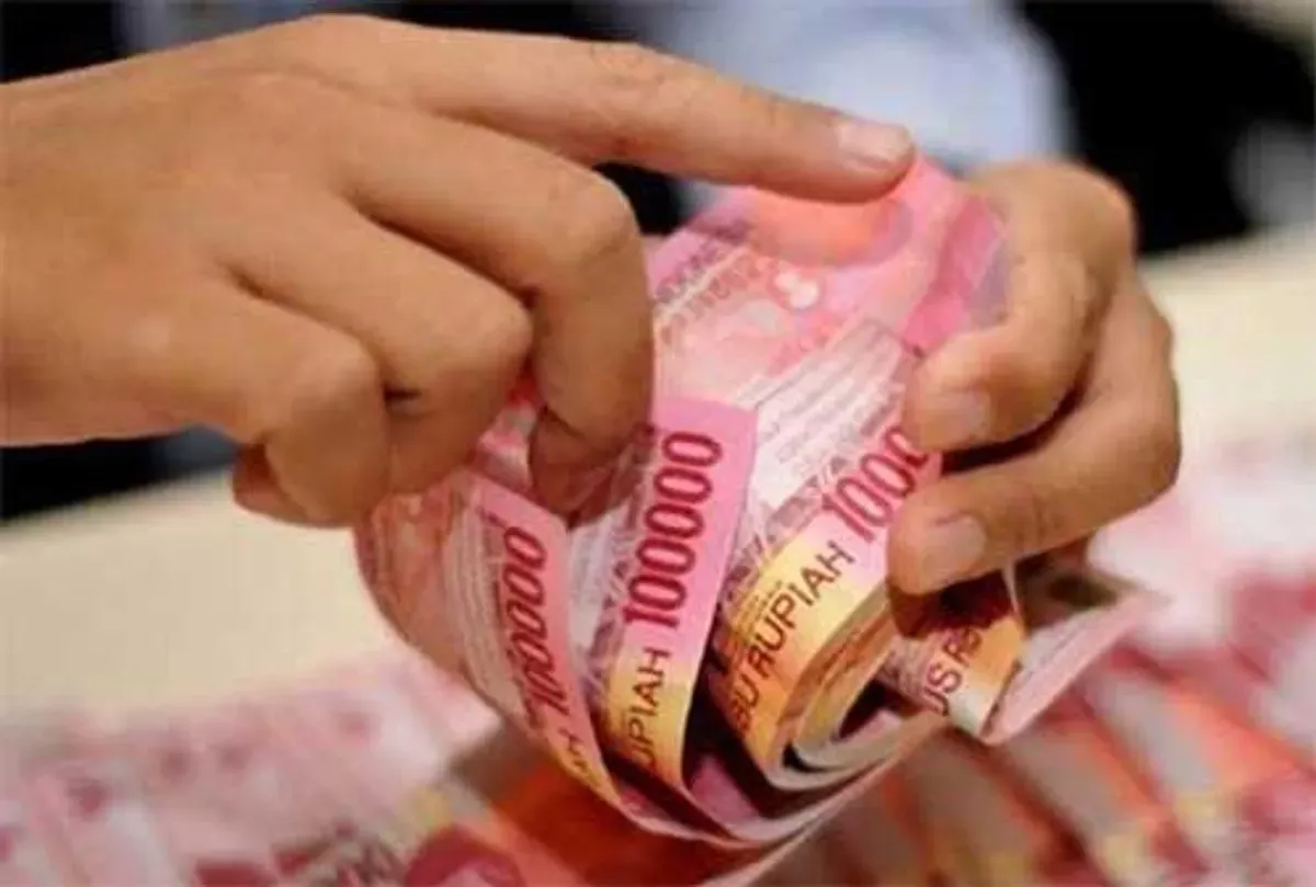 Penggunaan aplikasi pinjaman online resmi berbunga rendah yang diawasi OJK solusi keuangan cepat dan aman bagi masyarakat. (Sumber: Pinterest)