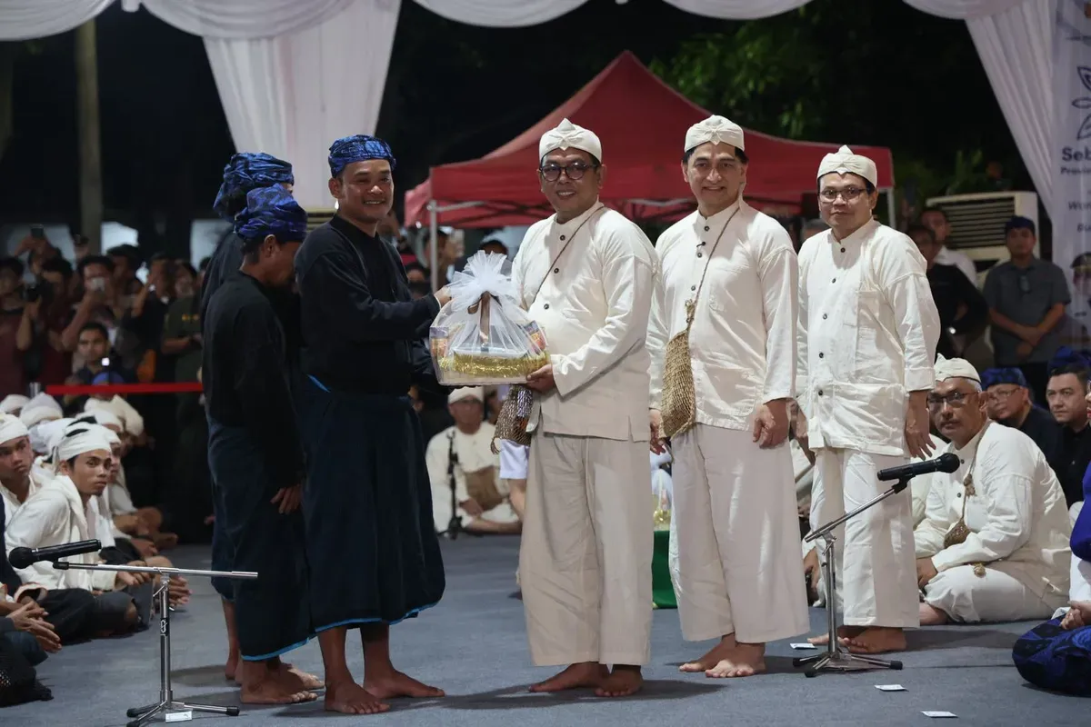Gubernur Banten Andra Soni menerima laksa Laksa dari Jaro Tanggungan 12 Saidi Putra sebagai ungkapan ketaatan pada pemerintahan dan rasa syukur atas hasil panen yang melimpah. (Sumber: Pemprov Banten)