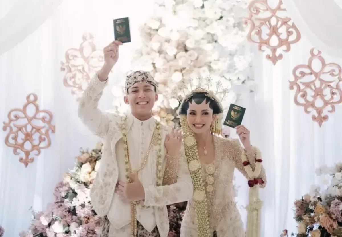 Resmi Menikah dengan Iptu Mochammad Andhika, Valerie Tifanka Pukau Publik Lewat Pernikahan Adat Jawa. (Sumber: Instagram/@valtifanka)