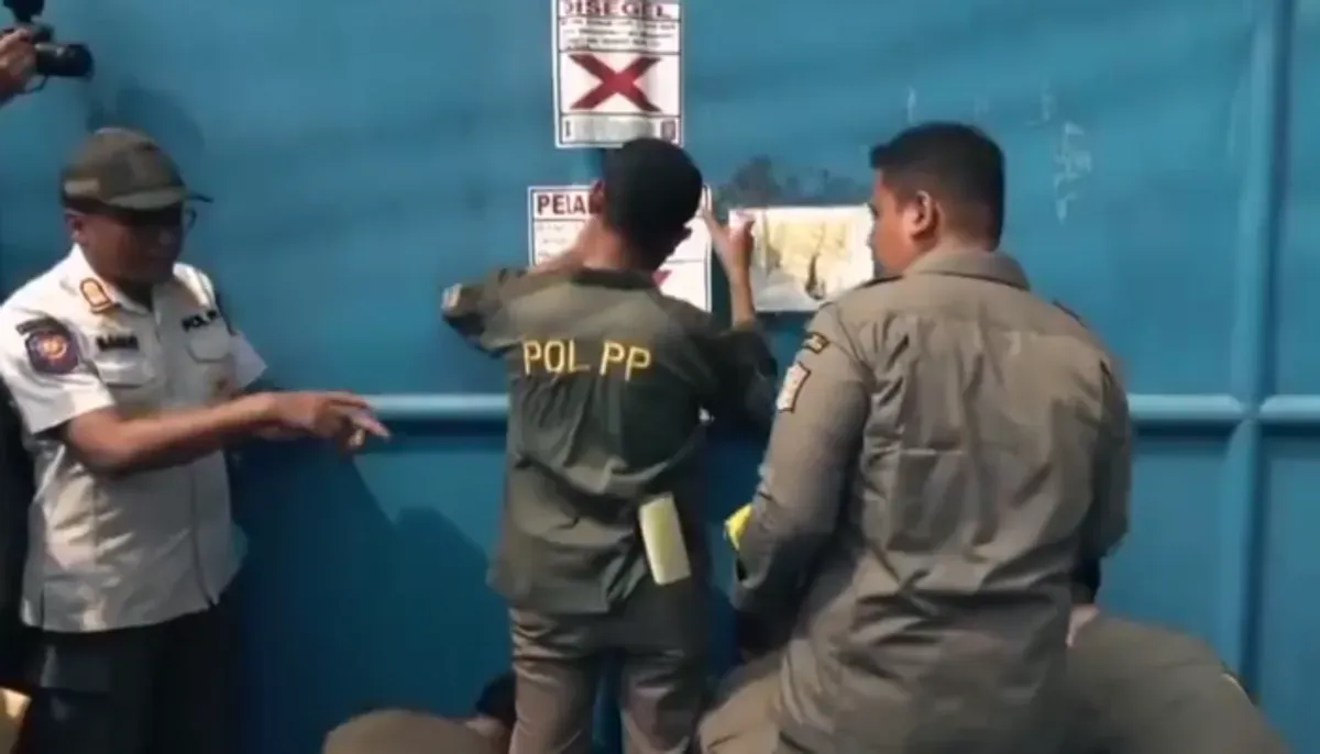 CV Sentosa Seal terancam denda Rp50 juta dan sanksi pidana usai langgar Perda Jatim. Satpol PP segel ulang gudang (Sumber: X/@Hanz1843454)