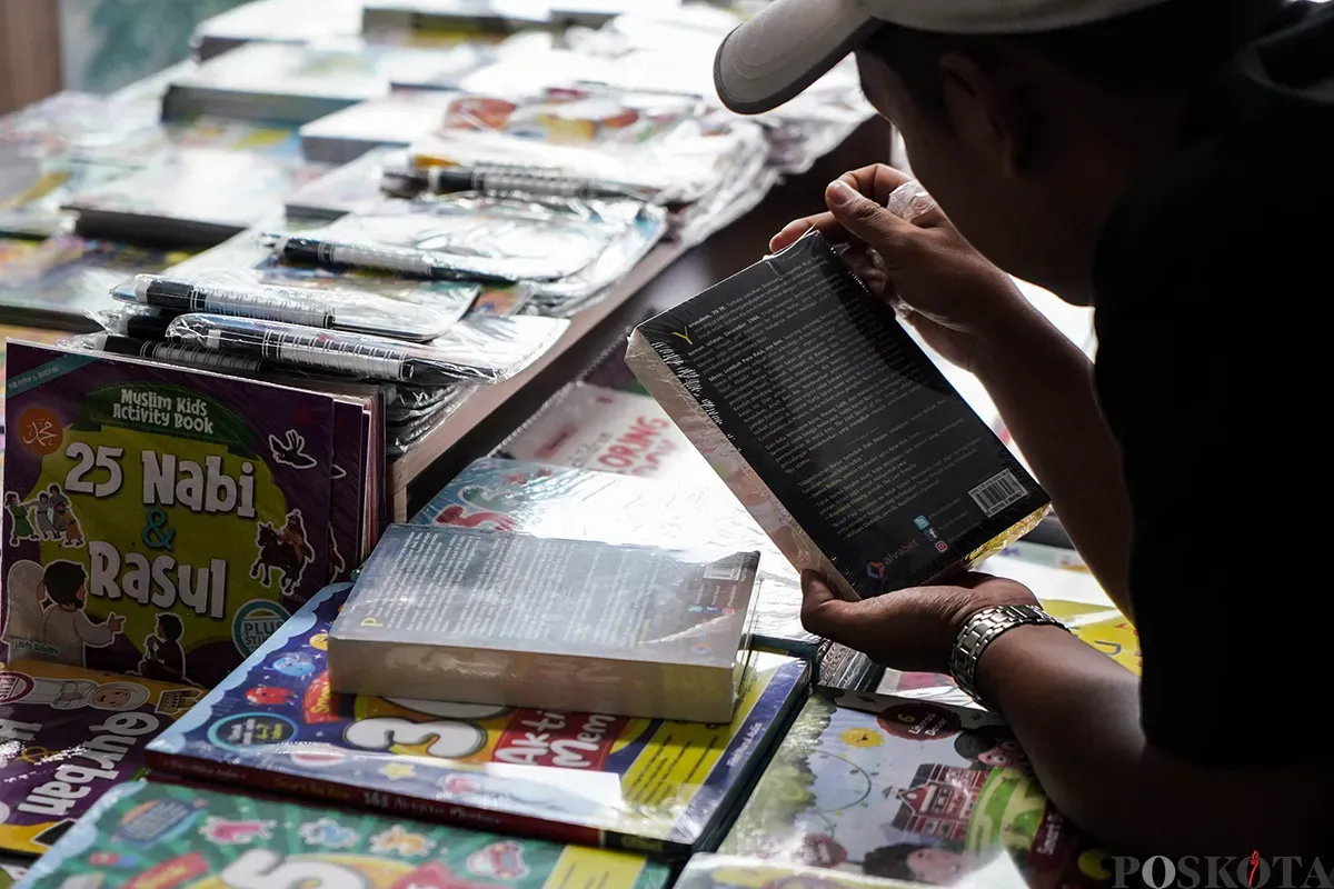 Pengunjung memilih berbagai aneka buku yang disediakan pada acara Festival Buku dan Literasi 2025 di Taman Ismail Marzuki (TIM), Jakarta, Minggu, 4 Mei 2025. (Sumber: Poskota/Bilal Nugraha Ginanjar)