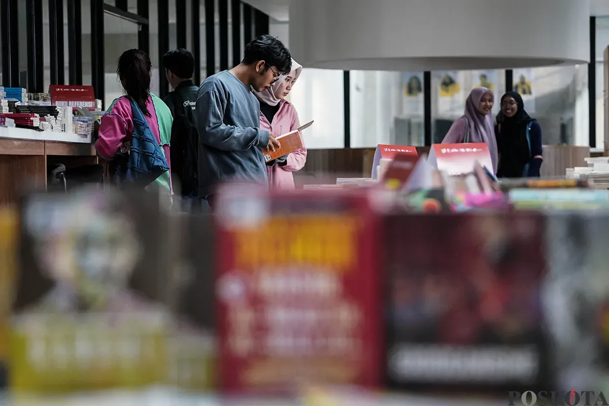 Pengunjung memilih berbagai aneka buku yang disediakan pada acara Festival Buku dan Literasi 2025 di Taman Ismail Marzuki (TIM), Jakarta, Minggu, 4 Mei 2025. (Sumber: Poskota/Bilal Nugraha Ginanjar)