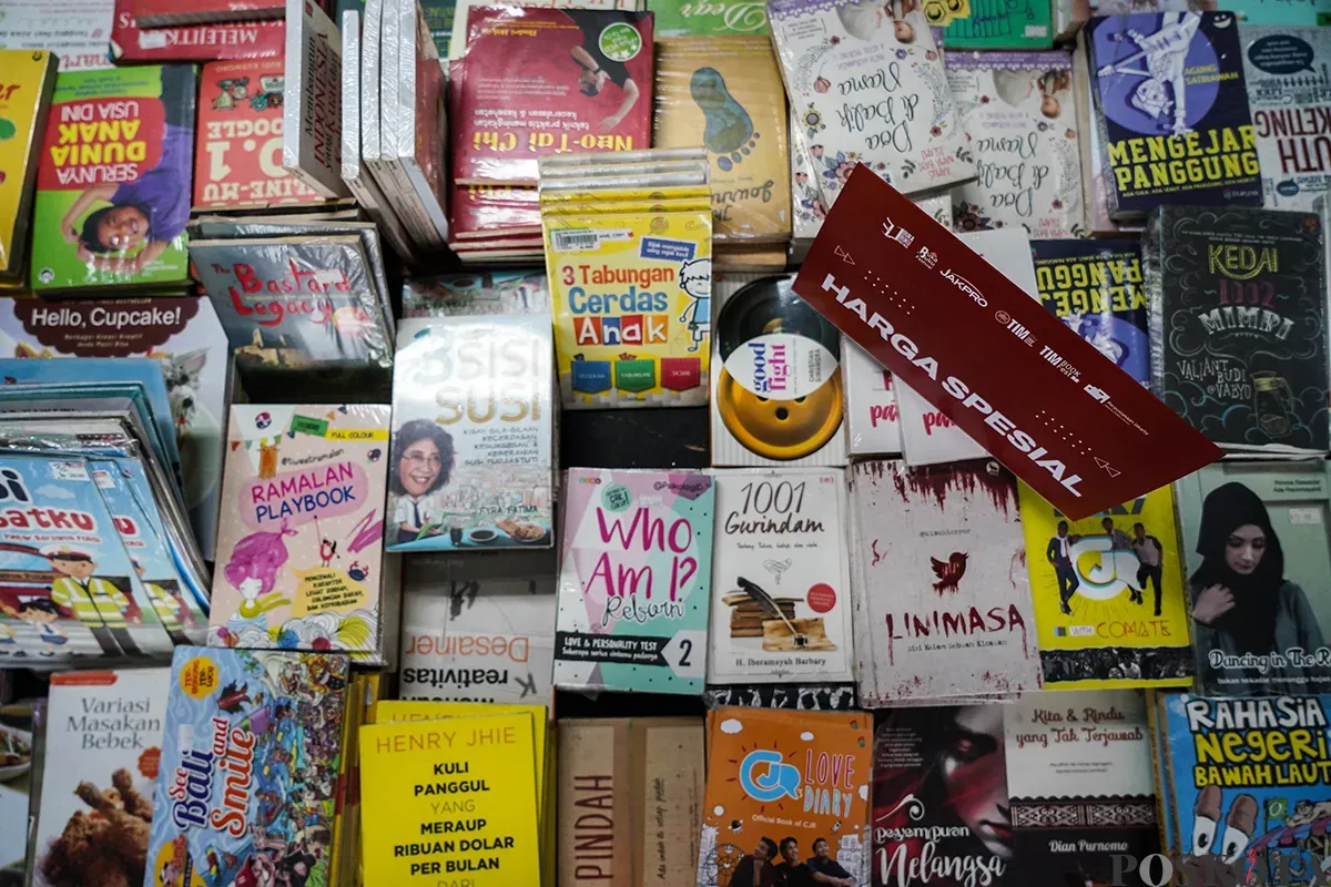 Pengunjung memilih berbagai aneka buku yang disediakan pada acara Festival Buku dan Literasi 2025 di Taman Ismail Marzuki (TIM), Jakarta, Minggu, 4 Mei 2025. (Sumber: Poskota/Bilal Nugraha Ginanjar)