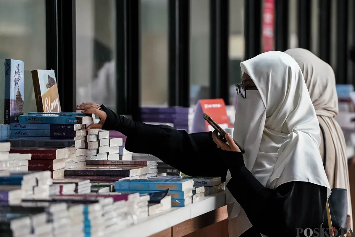 Pengunjung memilih berbagai aneka buku yang disediakan pada acara Festival Buku dan Literasi 2025 di Taman Ismail Marzuki (TIM), Jakarta, Minggu, 4 Mei 2025. (Sumber: Poskota/Bilal Nugraha Ginanjar)
