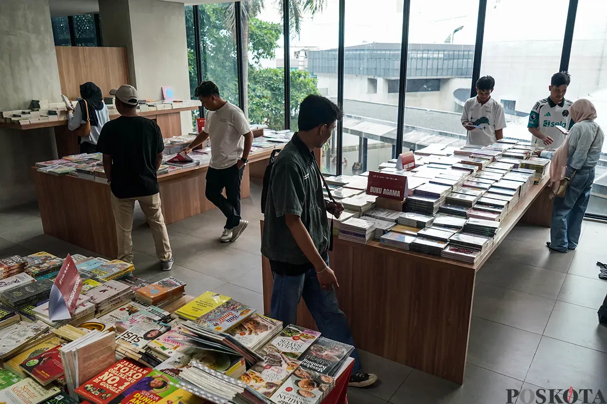 Pengunjung memilih berbagai aneka buku yang disediakan pada acara Festival Buku dan Literasi 2025 di Taman Ismail Marzuki (TIM), Jakarta, Minggu, 4 Mei 2025. (Sumber: Poskota/Bilal Nugraha Ginanjar)