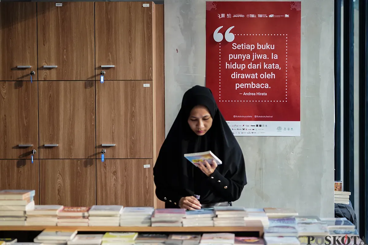Pengunjung memilih berbagai aneka buku yang disediakan pada acara Festival Buku dan Literasi 2025 di Taman Ismail Marzuki (TIM), Jakarta, Minggu, 4 Mei 2025. (Sumber: Poskota/Bilal Nugraha Ginanjar)