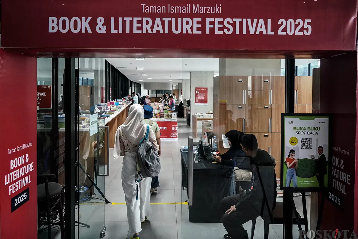 Pengunjung memilih berbagai aneka buku yang disediakan pada acara Festival Buku dan Literasi 2025 di Taman Ismail Marzuki (TIM), Jakarta, Minggu, 4 Mei 2025. (Sumber: Poskota/Bilal Nugraha Ginanjar)