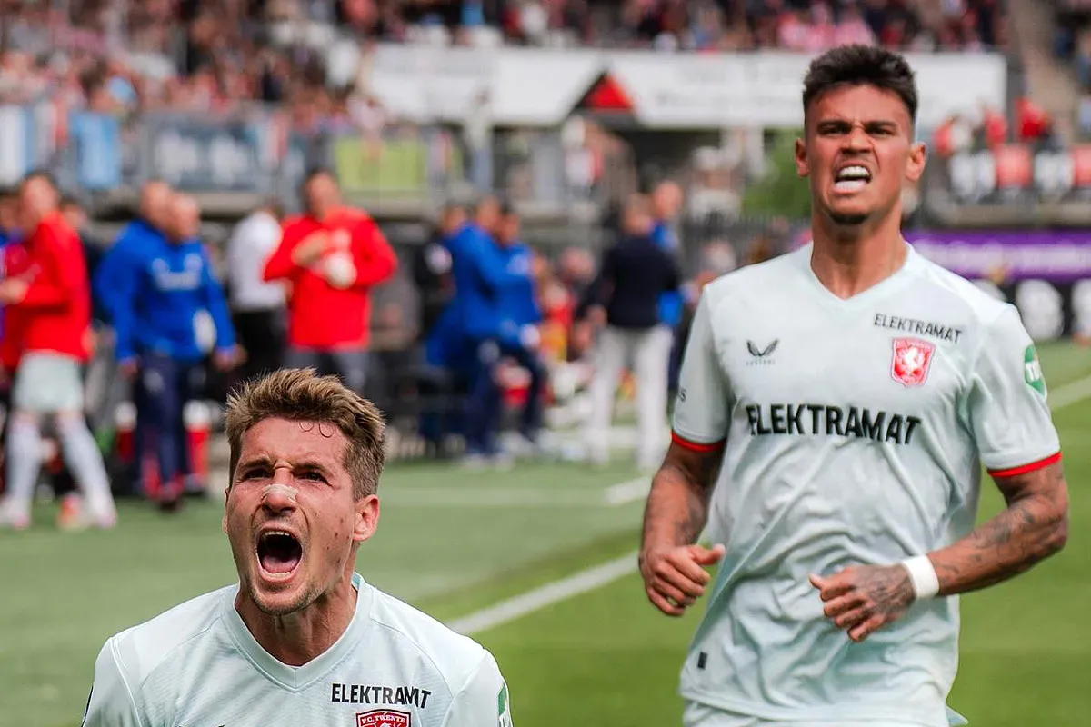 Bek Timnas Indonesia, Mees Hilgers merayakan gol Michal Sadilek di laga Sparta Rotterdam vs FC Twente. (Sumber: Instagram @fctwente)