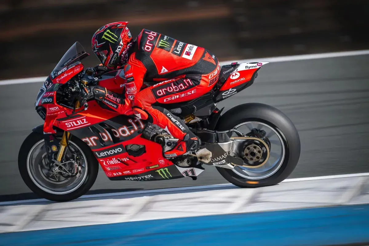 Nicolo Bulega meraih hasil sempurna di WorldSBK Italia 2025 setelah memenangkan race 2. (Sumber: Instagram @aruba.it_racing)